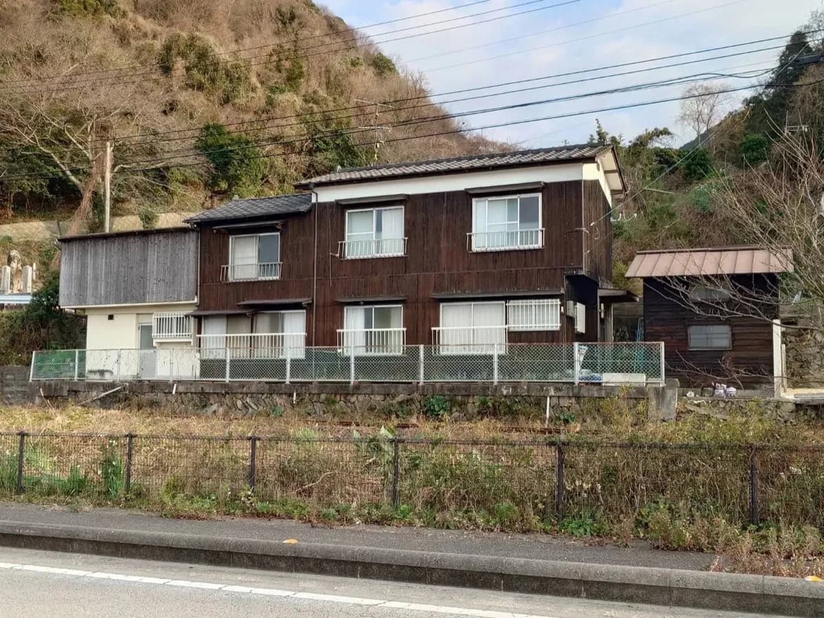 元駅員邸を民泊に。下灘駅そばの古民家で電柱ぶった斬って壁をぶち壊してきた話