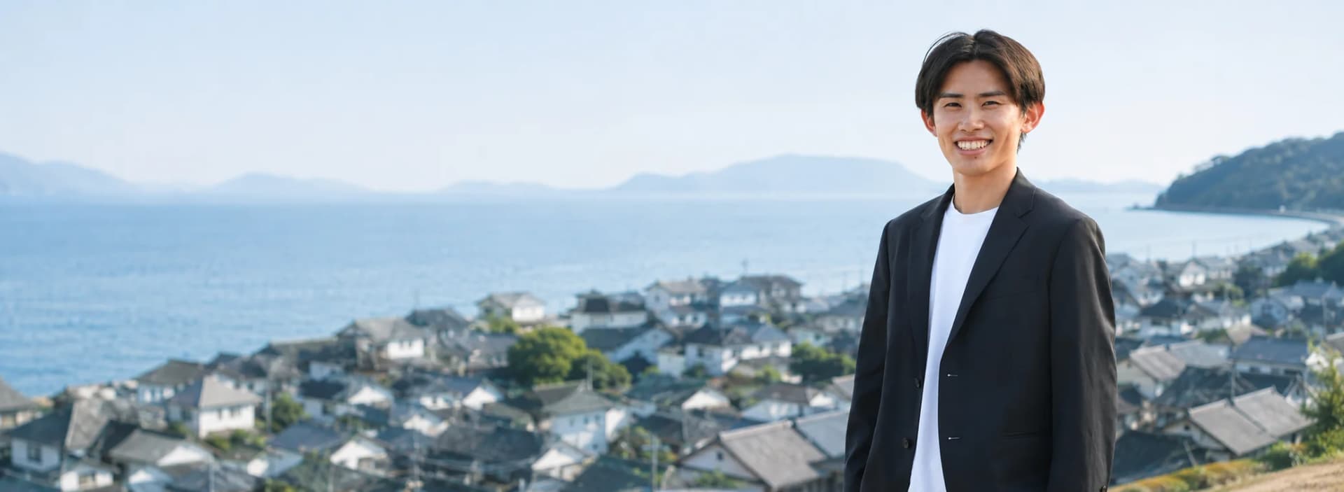 瀬戸内海と高松の街並みを背景に立つ代表