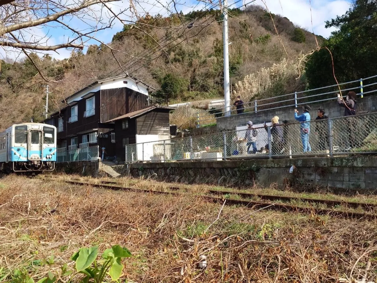 JR予讃線の線路から見上げた古民家。駅との距離感が伝わる