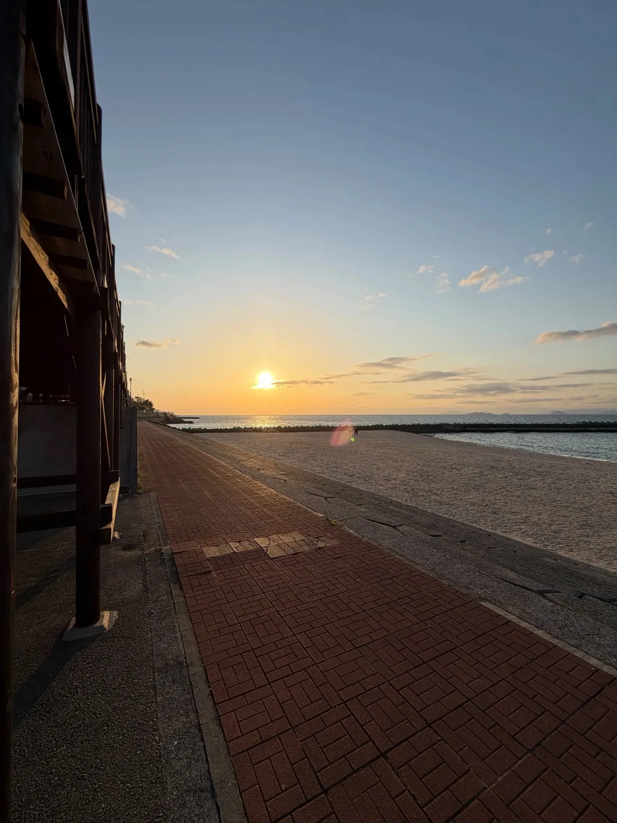 下灘駅のホームから眺める夕焼け。レンガ壁の向こうに沈む夕日