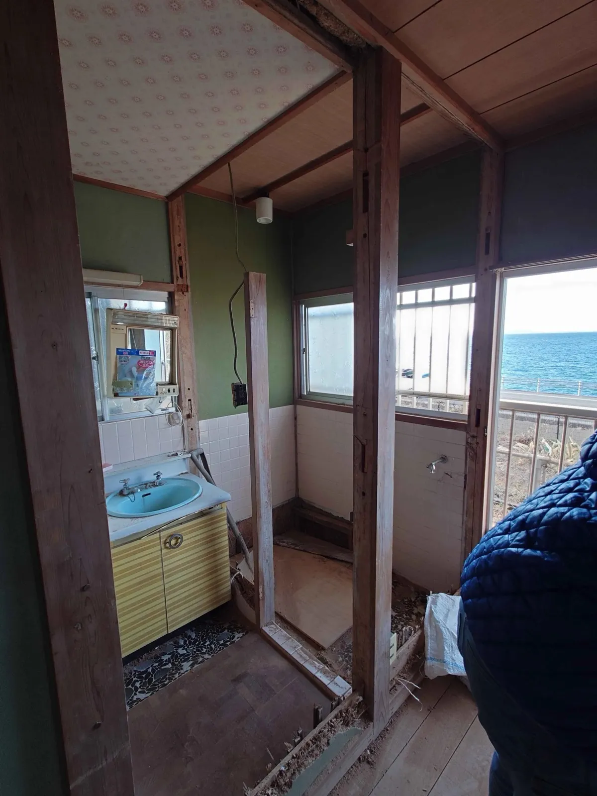 壁を壊したら、窓の向こうに海が広がった。この景色を見た瞬間、全員の手が止まった